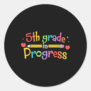 Pegatina Redonda Estudiantes de 5to Grado en Progreso Regreso a la 