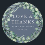 Pegatina Redonda Eucalyptus Botanical Wedding Favor<br><div class="desc">Elegante y moda gracias pegatina a sellar sus cajas y bolsos de favores matrimoniales. Una elegante corona de eucalipto verde salado está decorada con bayas privadas azul marino. Una combinación clásica en cualquier época del año. Un sentimiento de agradecimiento comienza el texto, siguen sus nombres y la fecha de su...</div>