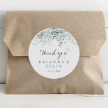 Pegatina Redonda Eucalyptus minimalista Gracias Favor De La Boda<br><div class="desc">Este minimalista eucalipto gracias a la boda favorece a un pegatina redondo clásico, perfecto para un boda rústico. El diseño presenta unas elegantes hojas de eucalipto verde acuarela. Haga que el pegatina le asigne las etiquetas propias, incluyendo sus nombres, el evento (si procede) y la fecha. ¡Estos pegatinas pueden complementar...</div>