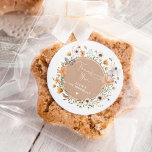 Pegatina Redonda Fall Wildflower Fairy Princess Birthday Tea Fiesta<br><div class="desc">Inspirada por la querida personaje de cuento de hadas "Thumbelina", una dulce hada ocupa el centro del escenario en este encantador pegatina. Con sus alas delgadas y su pequeño marco, captura la esencia de la inocencia y la maravilla que define la infancia. La exquisita exposición floral de flores silvestres boho...</div>