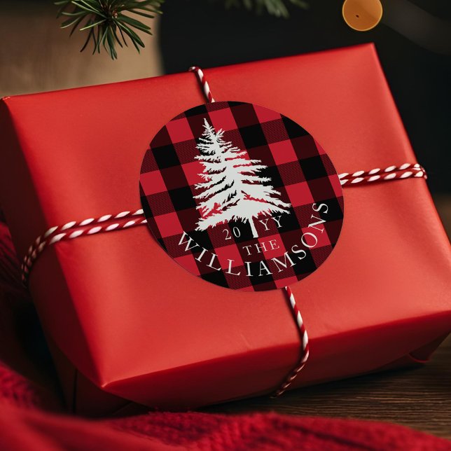 Pegatina Redonda Familia de Pinos de Bosque Blanco de Buffalo Rojo (Red Buffalo Plaid White Forest Pine Tree Family Classic Round Sticker)