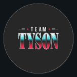 Pegatina Redonda Familia Team Tyson Nombre personalizado Tyson Vint<br><div class="desc">Nombre personalizado de la familia Tyson Tyson Vintage Retro de 90</div>