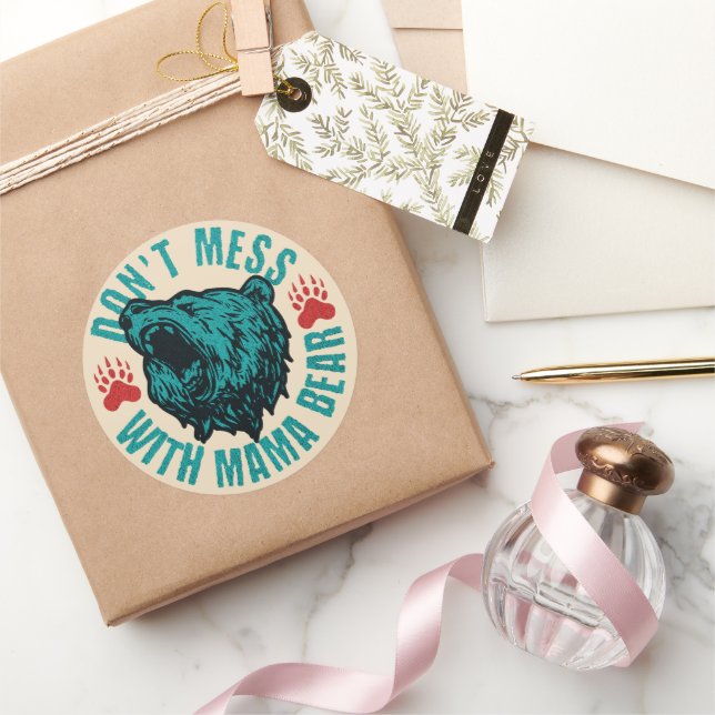 Pegatina Redonda Famoso mamá oso no se desmayo con mamá verde gruñi (Regalar)