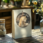 Pegatina Redonda Fantasía de sobres de unicornio del bosque de cose<br><div class="desc">Este pegatina de unicornio, de estilo vintage, cuenta con un capricho con un cuerno de unicornio, situado en un romántico entorno forestal. El elegante diseño retro es ideal para sellos para sobres bodas, tarjetas de agradecimiento y papelería para tiendas de regalos. También es perfecto para envolver regalos y proyectos de...</div>