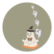 Fantasma Adorable Meditando con Sombrero de Bruja