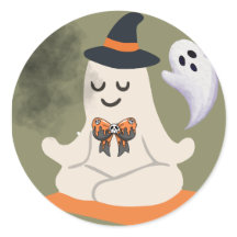 Fantasma Adorable Meditando con Sombrero de Bruja
