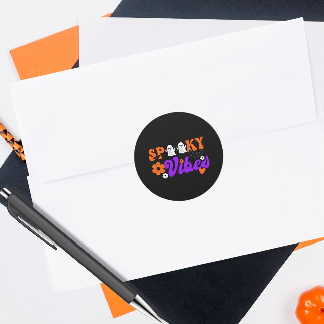 Pegatina Redonda Fantasmas de vibraciones espeluznantes (Use these versatile stickers as envelope seals, on gifts, treat bags and more.)