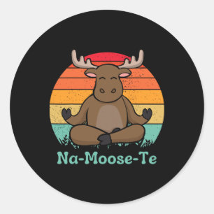 Pegatina Redonda Fauna Caprichosa Na-moose-te Yoga de Alce Divertid