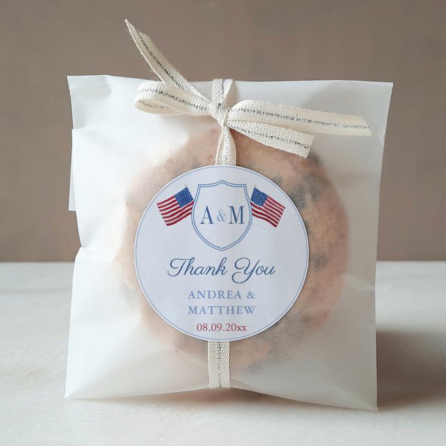 Pegatina Redonda Favor de boda con monograma de bandera de EE. UU.  (Preppy Red White And Blue Couples Monogram Crest Wedding Favor Thank You Sticker)