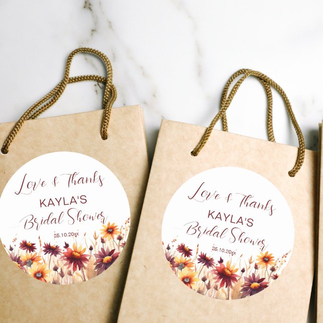 Pegatina Redonda Favor de boda de dalias borgoña enamorarse (Fall in love bridal shower thank you favor gift stickers burgundy orange dahlias daisies wildflowers)