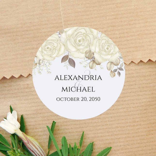 Pegatina Redonda Favor de Boda Floral Elegante Personalizado (Light blue and roses wedding favor stickers.)