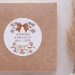 Pegatina Redonda Favor de Boho Terracotta Ribbons de Boda Floral<br><div class="desc">Boho y pegatina rústico de novios con ilustracion de arcos y flores dibujados a mano en colores marrones de terracota.</div>