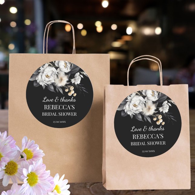 Pegatina Redonda Favor de despedida de soltera boho malhumorado en  (Black and white moody boho bridal shower favor sticker thank you stickers bridal shower  favors)