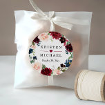 Pegatina Redonda Favor de la boda de la flor floral de Rubor en Bor<br><div class="desc">Haz que tus favores de boda destaquen con este Pegatina de la corona floral borgoña de Rubor. Con una moda y un diseño floral de moda en tonos burdeos, ruidosos y verdes, este pegatina redondo es perfecto para añadir un toque de color y estilo a tus favores matrimoniales. Puede personalizar...</div>
