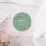 Pegatina Redonda Favor de la boda del follaje del eucalipto verde d<br><div class="desc">Hermosa y delicada boda follaje eucalipto favorece el diseño pegatina. Moderna y elegante colección de estilo rústico contemporáneo en tonos verde sabio,  negro,  azul marino y blanco. Ideal para bodas de primavera,  verano,  otoño,  otoño o invierno.</div>