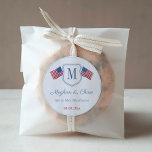 Pegatina Redonda Favor de la boda del monograma de la bandera estad<br><div class="desc">Gracias pegatinas por cualquier evento (mostrado aquí para un Boda,  pero todos los campos de texto son personalizables). El diseño presenta un sencillo escudo monograma con una sola letra flanqueado por una bandera de EE.UU. pintada a mano a cada lado.</div>