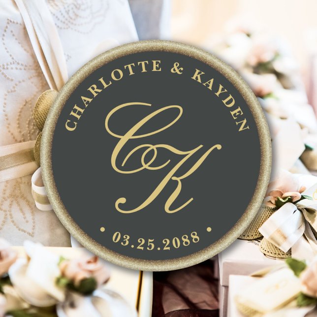 Pegatina Redonda Favor de la boda del Monograma Verde Oscuro con ac (Gold Accent Dark Green Monogram Wedding Favor Classic Round Sticker)