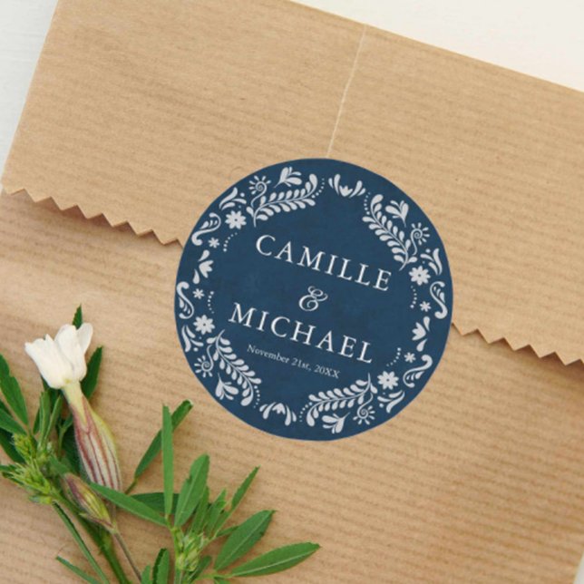 Pegatina Redonda Favor de la boda del pintado del papel azul (Blue Papel Picado Wedding Favor Sticker)