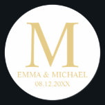 Pegatina Redonda Favor de la Boda Elegante en Monograma Blanco y Or<br><div class="desc">Un diseño elegante y moderno en blanco y dorado que presenta su monograma, nombre y fecha con un estilo de fuente profesional en dorado sobre fondo blanco. Haga clic en el botón personalizar it para personalizar el diseño eligiendo el color que desee e incluso agregando su propio texto. Tenga en...</div>