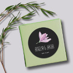 Pegatina Redonda Favor de la boda floral de la magnolia púrpura en<br><div class="desc">Pegatinas personalizados con una hermosa acuarela de flores de magnolia morada y tu texto para cualquier ocasión con letras blancas de moda en un fondo negro,  perfecto para favores de boda,  ducha de novia,  sellos para invitados a la boda y más. ELEMENTOS COINCIDENTES EN nuestra tienda.</div>