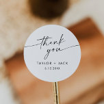 Pegatina Redonda Favor de la boda Minimalista en KAIA<br><div class="desc">Cuando la sencillez se encuentra con la sofisticación en cada trazo, esta colección minimalista exuda elegancia. La moderna y estilística fuente adorna cada pieza con un encanto atemporal, lo que lo convierte en la elección perfecta para bodas, duchas de novias, duchas de bebé y todas las demás ocasiones en las...</div>