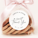Pegatina Redonda Favor de la boda personalizada con escritura moder<br><div class="desc">Se trata de un pegatina elegante, moderno y personalizado que presenta un bonito tipo de letra caligráfica y un diseño minimalista. Edite la mayoría de las* palabras y todos los colores. // Para los artículos que coincidan, por favor visite la colección "ALICE" en la tienda Sincerely By Nicole Zazzle. *...</div>