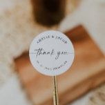 Pegatina Redonda Favor de la boda personalizada con escritura moder<br><div class="desc">Se trata de un pegatina elegante, moderno y personalizado que presenta un bonito tipo de letra caligráfica y un diseño minimalista. Edite la mayoría de las* palabras y todos los colores. // Para los artículos que coincidan, por favor visite la colección "ALICE" en la tienda Sincerely By Nicole Zazzle. *...</div>