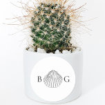 Pegatina Redonda Favor de matrimonio de monograma de almejas minima<br><div class="desc">Un minimalista diseño de boda de monograma de almejas tropicales. Un diseño sencillo que utiliza un boceto de una concha de almejas para crear un elegante monograma clásico. Un encantador diseño de playa tropical en blanco y negro con trazos rústicos y tipografía de escritura elegante. Un elegante diseño pegatina boda...</div>