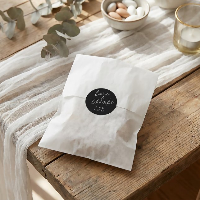 Pegatina Redonda Favor moderno de matrimonio para escritura a mano (Modern black and white wedding favor tags)
