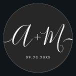 Pegatina Redonda Fecha de casamiento personalizado del guión de mon<br><div class="desc">Elevar los detalles de su boda con el Minimalista texto blanco del Pegatina de fecha de boda personalizada Monograma sobre negro. Este elegante y personalizado pegatina le aporta un toque de sofisticación a su papelería boda, permitiéndole mostrar su monograma y fecha boda de una manera sencilla pero impactante. El pegatina...</div>