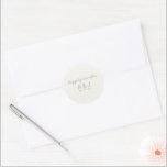 Pegatina Redonda Felicidades por haber Monogramado Pearl White Silv<br><div class="desc">Personalizar este elegante sello para sobres de invitación a la boda y favorece a los pegatinas. Un diseño simple y minimalista con una tipografía de escritura plateada elegante y sutil "felizmente siempre después", seguido de un tipo de letra sans serif simple y moderna para recién casados con iniciales monogramadas y...</div>