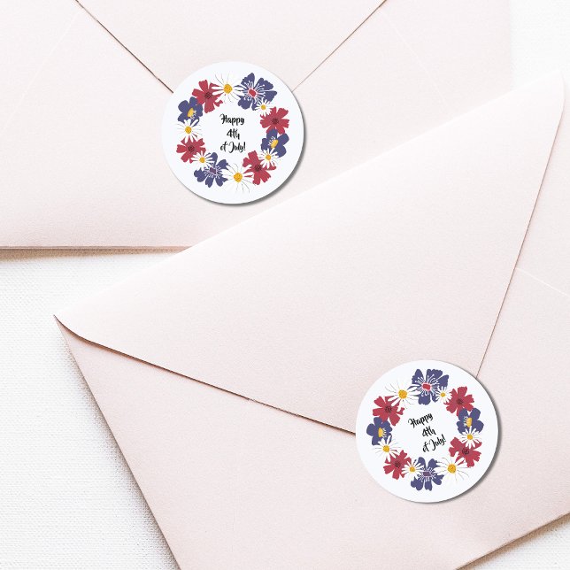 Pegatina Redonda Feliz 4 de julio: Floral blanca y azul roja (Red, white and blue round, Happy 4th of July stickers on envelopes.)