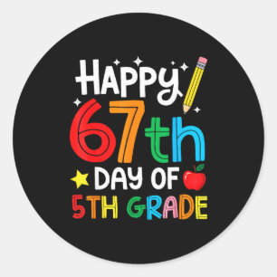 Pegatina Redonda Feliz 67º Día De Maestro De Quinto Grado Estudiant