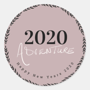 Pegatina Redonda Feliz Año Nuevo 2020 Letra a Mano Script Favor