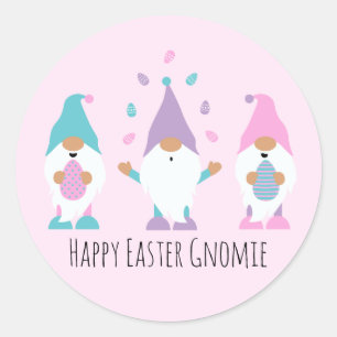 Pegatina Redonda Feliz Año Pascua Gnomie jadeando huevos de Pascua