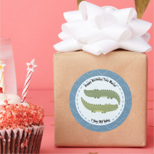 Pegatina Redonda Feliz cumpleaños, cocodrilos juntos