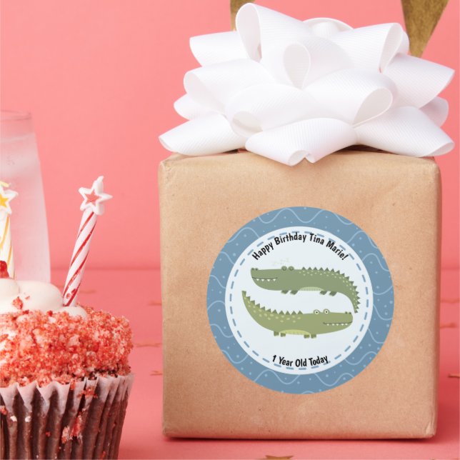 Pegatina Redonda Feliz cumpleaños, cocodrilos juntos (Fiesta)