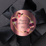 Pegatina Redonda Feliz cumpleaños floral burgundy oro metálico<br><div class="desc">Una moda imita un fondo burdeos y metálico con un marco geométrico falso dorado. Decorado con flores moradas oscuras y borgoñonas,  rosas y plumas de estilo boho. Guión con estilo con letras de mano negra y texto: Feliz cumpleaños y xoxo (abrazos y besos)</div>