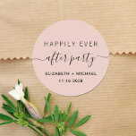 Pegatina Redonda Feliz desde que el Fiesta casó con Rubor<br><div class="desc">Un moderno pegatina rosa para tu recepción post boda o invitaciones de fiesta,  favores y correspondencia con "Feliz eterno después del Fiesta" en una mezcla de tipografía simple y escritura a la moda con toques,  tu nombre y fecha.</div>