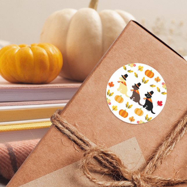 Pegatina Redonda Feliz Día de Acción de Gracias Labrador Silhouette (Happy Thanksgiving Labrador Silhouette Stickers for Labrador Owners.  Celebrating with pumpkins!)