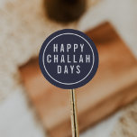 Pegatina Redonda Feliz día de Challah Funny Holiday Azul y Blanco<br><div class="desc">Termina tus tarjetas de vacaciones,  invitaciones y regalos con estos adorables y graciosos pegatinas! Las focas azules oscuras de medianoche muestran "Happy Challah Days" en la moderna letra blanca en bloques. ¡Qué lindo para los amantes del juego de palabras o de la hanukkah!</div>