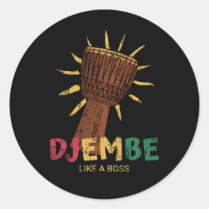 Pegatina Redonda Feliz Djembe como un jefe de tambor africano