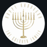 Pegatina Redonda Feliz feriado de Hanukkah Menorah<br><div class="desc">Este pegatina presenta una menorah de color oro. El mensaje de arriba dice "Feliz Hanukkah". Debajo de la menorah hay un lugar para el nombre de tu familia que puedes personalizar o eliminar si quieres.</div>