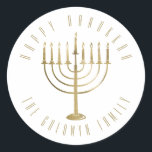 Pegatina Redonda Feliz feriado de Hanukkah Menorah<br><div class="desc">Este pegatina presenta una menorah de color oro. El mensaje de arriba dice "Feliz Hanukkah". Debajo de la menorah hay un lugar para el nombre de tu familia que puedes personalizar o eliminar si quieres.</div>