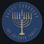 Pegatina Redonda Feliz feriado de oro de la marina de Chanukah Meno<br><div class="desc">Este pegatina presenta una menorah de color oro sobre un fondo azul marino. El mensaje de arriba dice "Feliz Chanukah". Debajo de la menorah hay un lugar para el nombre de tu familia que puedes personalizar o eliminar si quieres.</div>