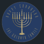 Pegatina Redonda Feliz feriado de oro de la marina de Chanukah Meno<br><div class="desc">Este pegatina presenta una menorah de color oro sobre un fondo azul marino. El mensaje de arriba dice "Feliz Chanukah". Debajo de la menorah hay un lugar para el nombre de tu familia que puedes personalizar o eliminar si quieres.</div>