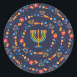 Pegatina Redonda Feliz Fiesta Hanukkah Decoración Hermosa<br><div class="desc">Feliz Fiesta Hanukkah Hermosa Decoración, Festividades Judías, Pegatina Clásico Redondo. Fondo judío de Hanukkah con símbolos tradicionales de Chanukah - dreidels de madera (hilatura superior), donuts, menorah de oro, velas, estrella de David y patrones de papel pintado de luces brillantes. Decoración del Festival Hanukkah. Jerusalén, Israel. Artesanías y artículos para...</div>