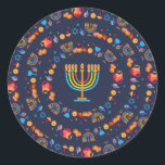 Pegatina Redonda Feliz Fiesta Hanukkah Decoración Hermosa<br><div class="desc">Feliz Fiesta Hanukkah Hermosa Decoración, Festividades Judías, Pegatina Clásico Redondo. Fondo judío de Hanukkah con símbolos tradicionales de Chanukah - dreidels de madera (hilatura superior), donuts, menorah de oro, velas, estrella de David y patrones de papel pintado de luces brillantes. Decoración del Festival Hanukkah. Jerusalén, Israel. Artesanías y artículos para...</div>