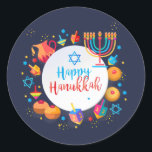 Pegatina Redonda Feliz Fiesta Hanukkah Decoración Hermosa<br><div class="desc">Feliz Festival Fiesta Hanukkah de luces Hermosa decoración, vacaciones judías, Pegatina redondo clásico. Fondo de las luces azules de Hanukkah con símbolos tradicionales de Chanukah - dreidels de madera (hilando arriba), donuts, menorah, velas, estrella de David y patrones de papel tapiz de luces brillantes. Festival Hanukkah Festival Evento Niños fiestas...</div>