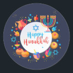 Pegatina Redonda Feliz Fiesta Hanukkah Decoración Hermosa<br><div class="desc">Feliz Festival Fiesta Hanukkah de luces Hermosa decoración, vacaciones judías, Pegatina redondo clásico. Fondo de las luces azules de Hanukkah con símbolos tradicionales de Chanukah - dreidels de madera (hilando arriba), donuts, menorah, velas, estrella de David y patrones de papel tapiz de luces brillantes. Festival Hanukkah Festival Evento Niños fiestas...</div>